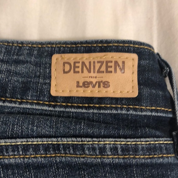 Women’s Cropped Levi’s Jeans - Picture 3 of 4